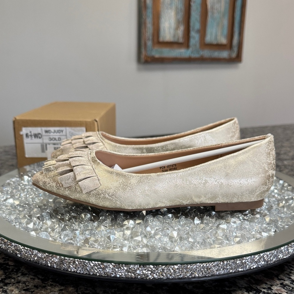 Journee Collection metallic Gold Women's Flats with Bow Detail NEW 6.5 wide